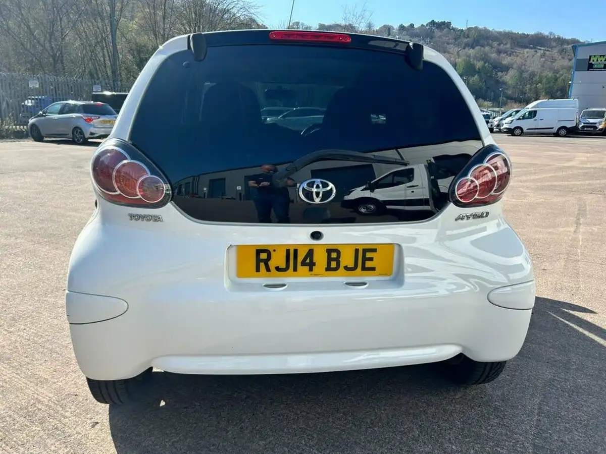 2014-toyota-aygo-10-move-style-5d-big-18