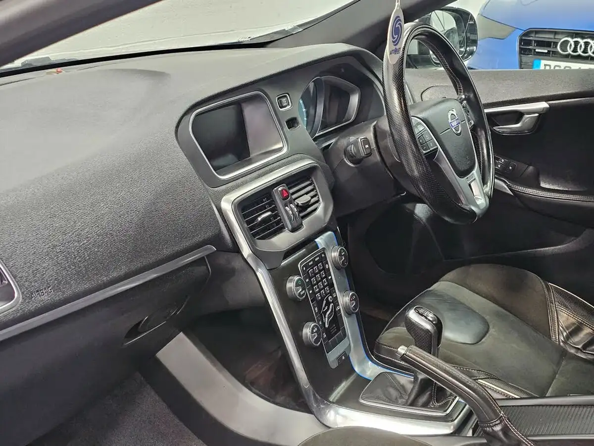 2015-volvo-v40-20td-d4-r-design-nav-big-8