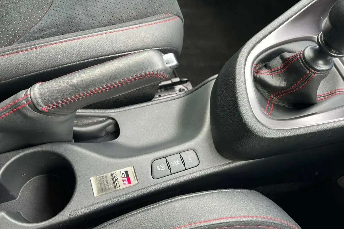 2022-toyota-yaris-16-gr-circuit-pack-big-39