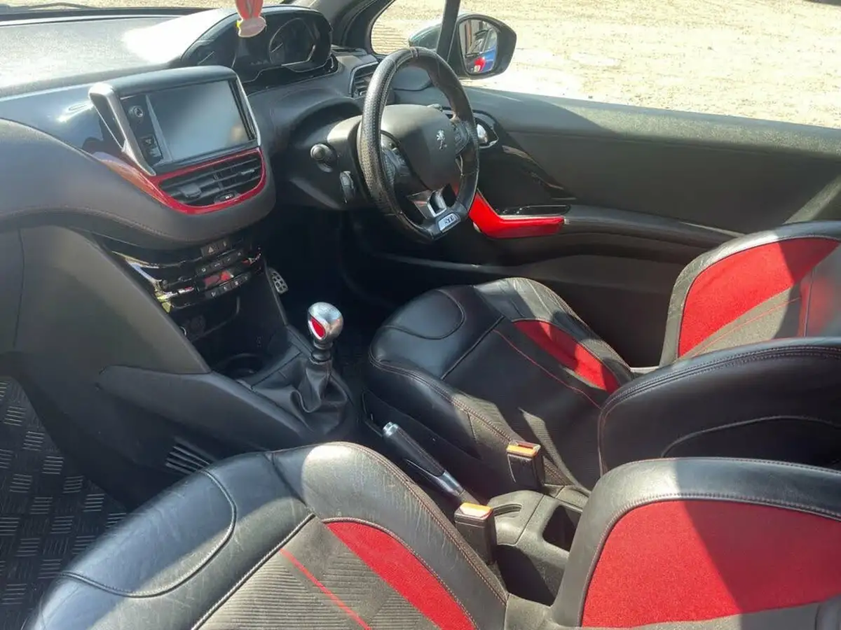 2013-peugeot-208-16-gti-big-7
