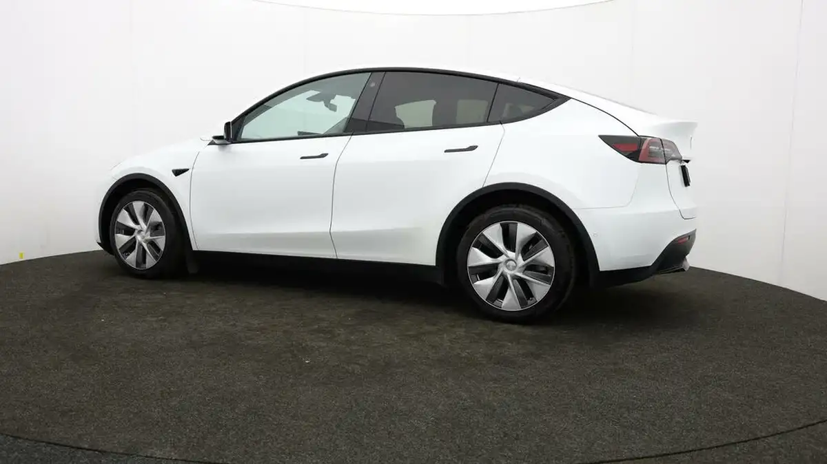 2022-tesla-model-y-e-long-range-big-65