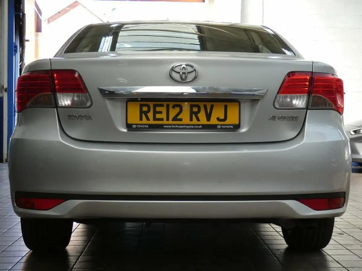 2012-toyota-avensis-20td-t4-saloon-4d-big-13