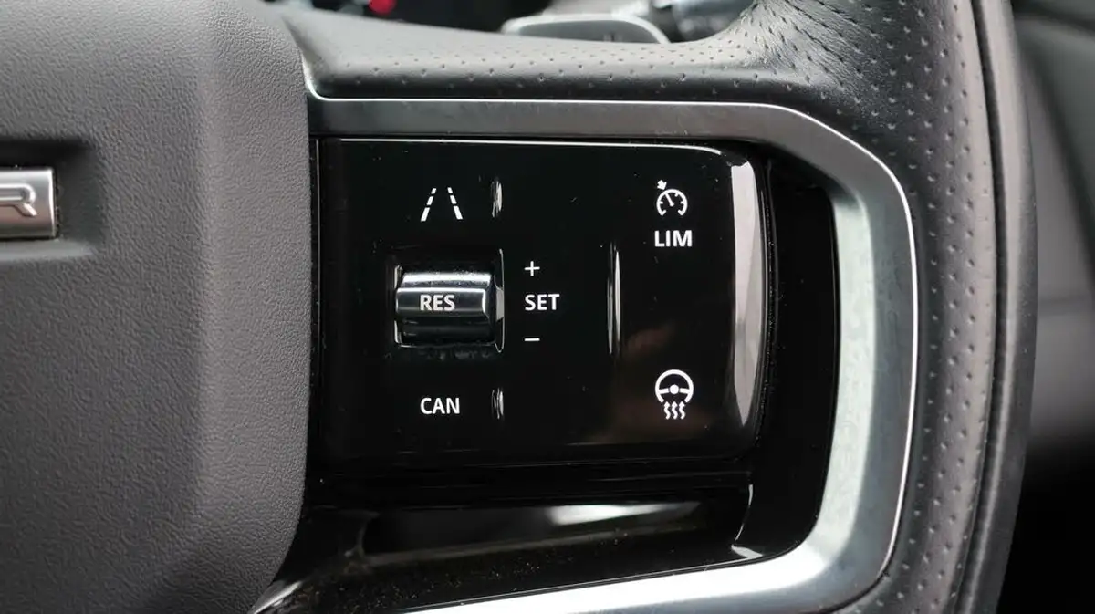 2022-land-rover-range-rover-evoque-15-p300e-r-dynamic-se-big-24