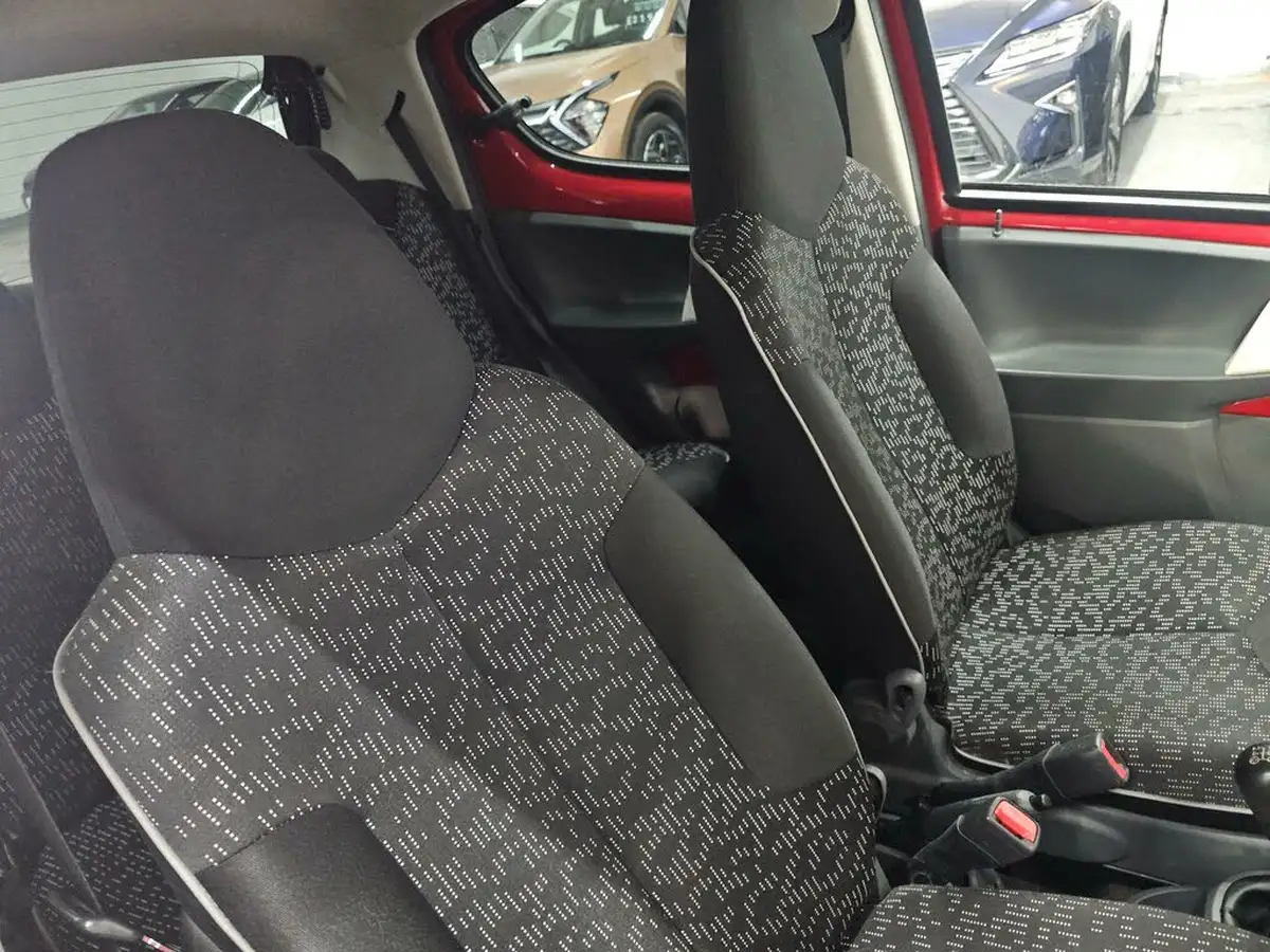 2012-peugeot-107-10-sportium-5d-big-11