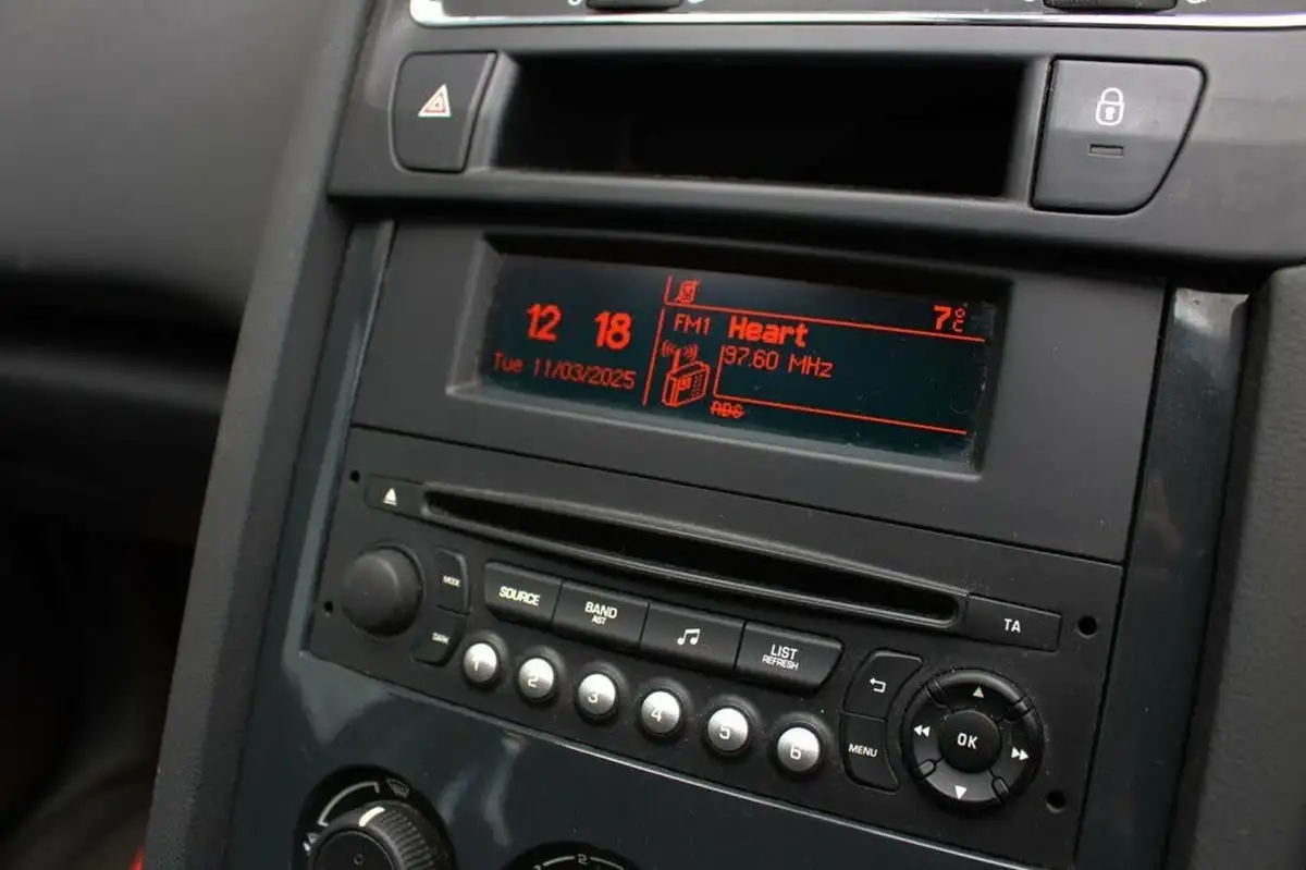 2015-peugeot-5008-16hdi-active-big-10