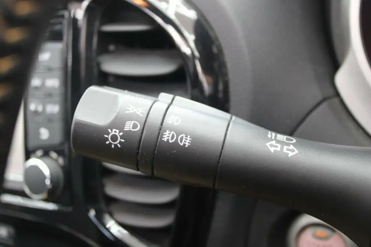 2014-nissan-juke-12-tekna-big-31