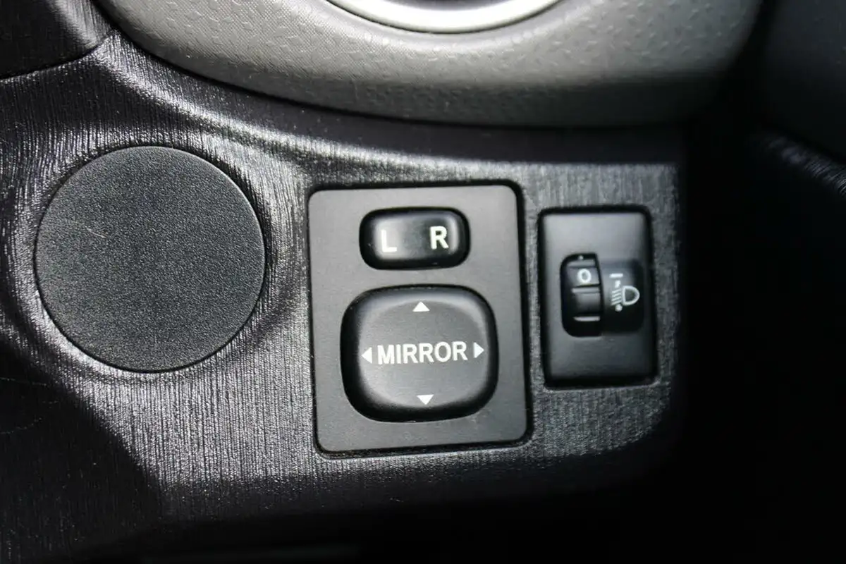 2012-toyota-yaris-133-tr-vvt-i-5d-big-27
