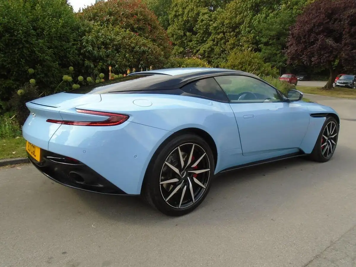 2017-aston-martin-db11-52-v12-launch-edition-big-7