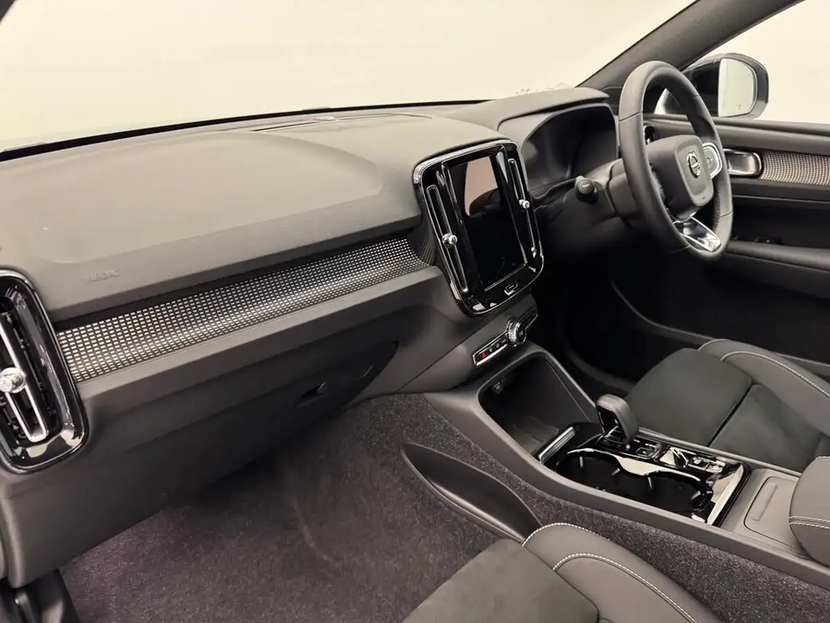 2024-volvo-xc40-20-b3-plus-big-19