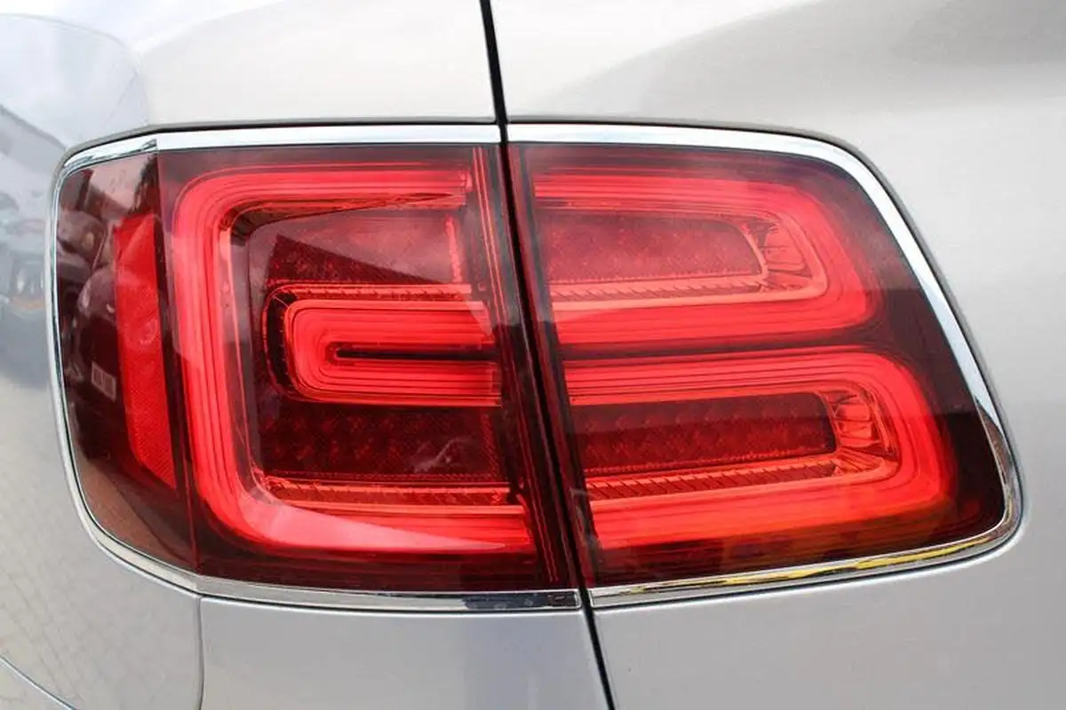 2019-bentley-bentayga-60-w12-speed-big-50