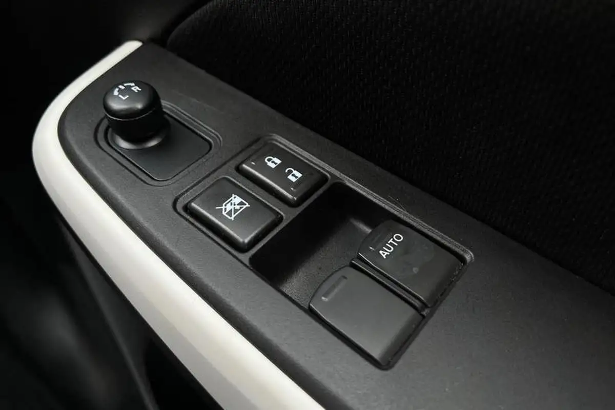 2023-suzuki-swift-12-dualjet-sz-l-big-15