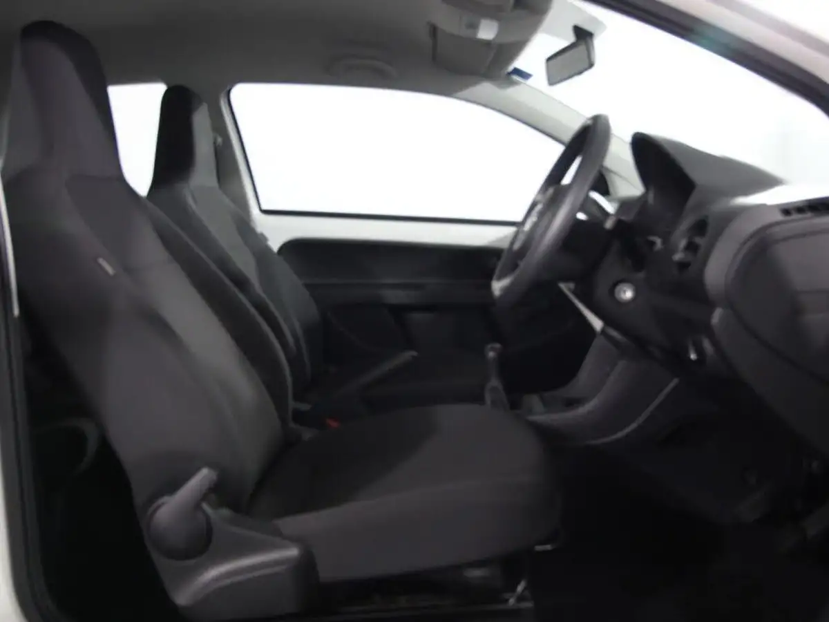2014-volkswagen-up-10-take-up-59bhp-3d-big-8