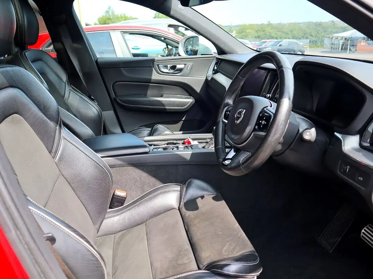 2018-volvo-xc60-20-t5-r-design-pro-250bhp-awd-big-2