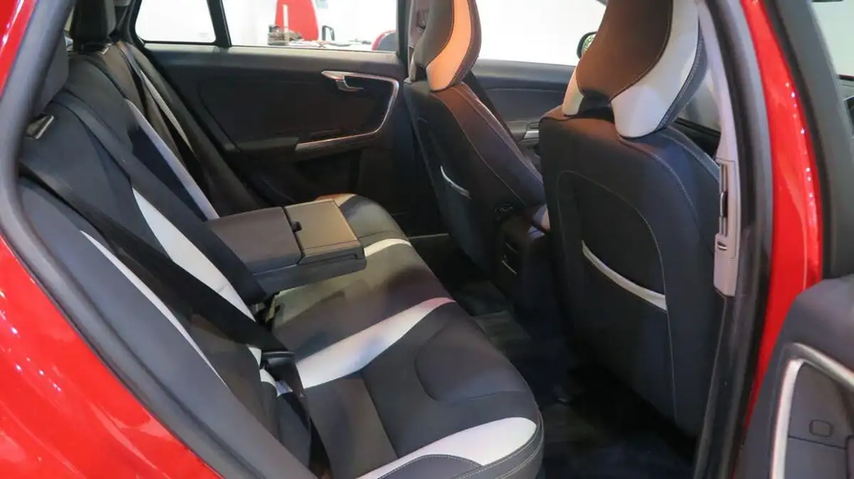 2012-volvo-v60-20td-d3-ocean-race-big-17