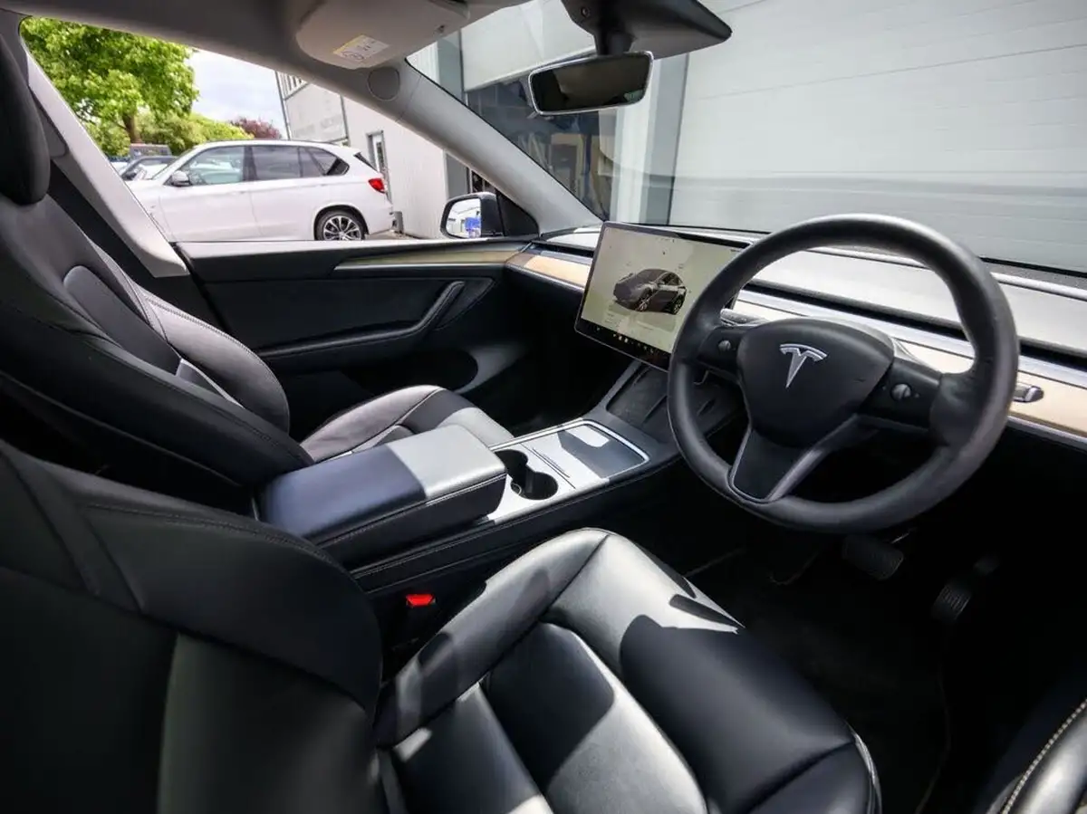 2023-tesla-model-y-e-long-range-big-11