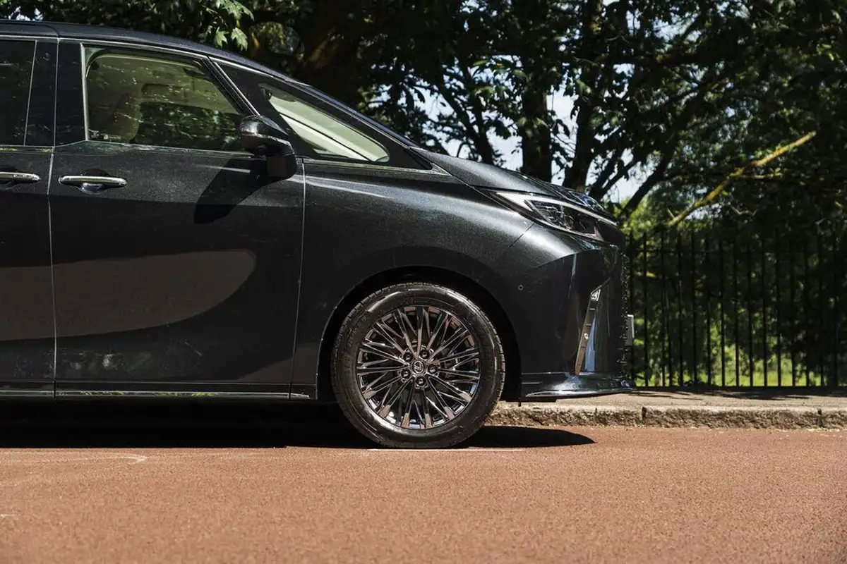 2025-lexus-lm-350h-25-awd-big-9