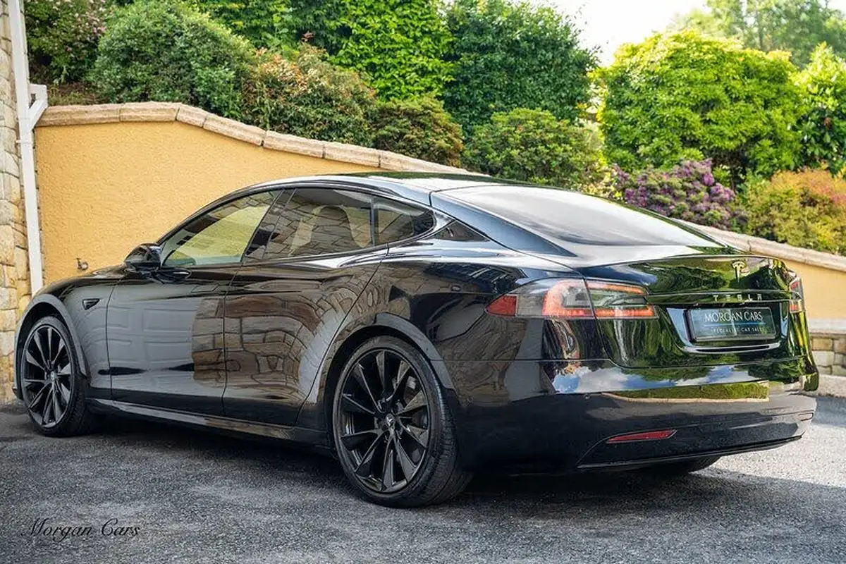 2017-tesla-model-s-e-90d-311kw-big-8