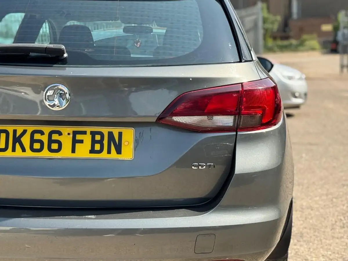 2015-vauxhall-astra-13cdti-design-16v-hatchback-big-14
