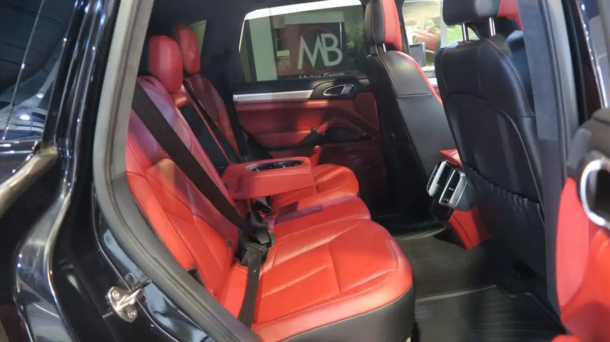 2014-porsche-cayenne-48-gts-big-27