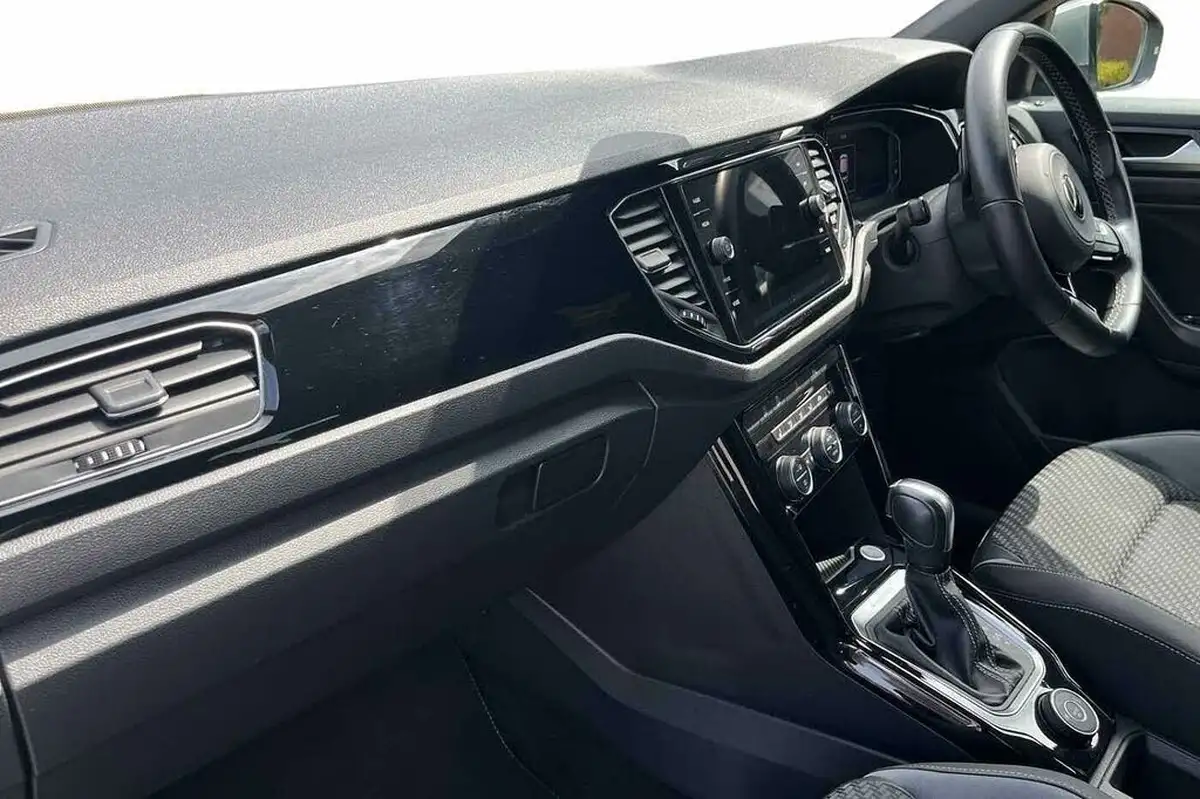 2021-volkswagen-t-roc-20-tsi-r-big-1