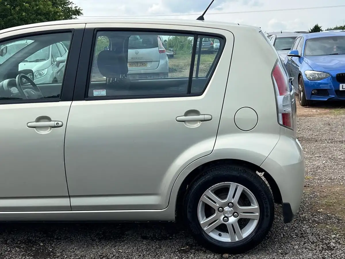 2008-daihatsu-sirion-13-se-big-10