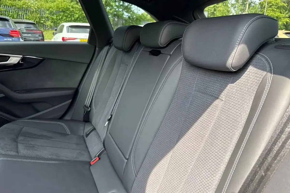 2024-audi-a4-avant-20-35-tfsi-black-edition-big-18