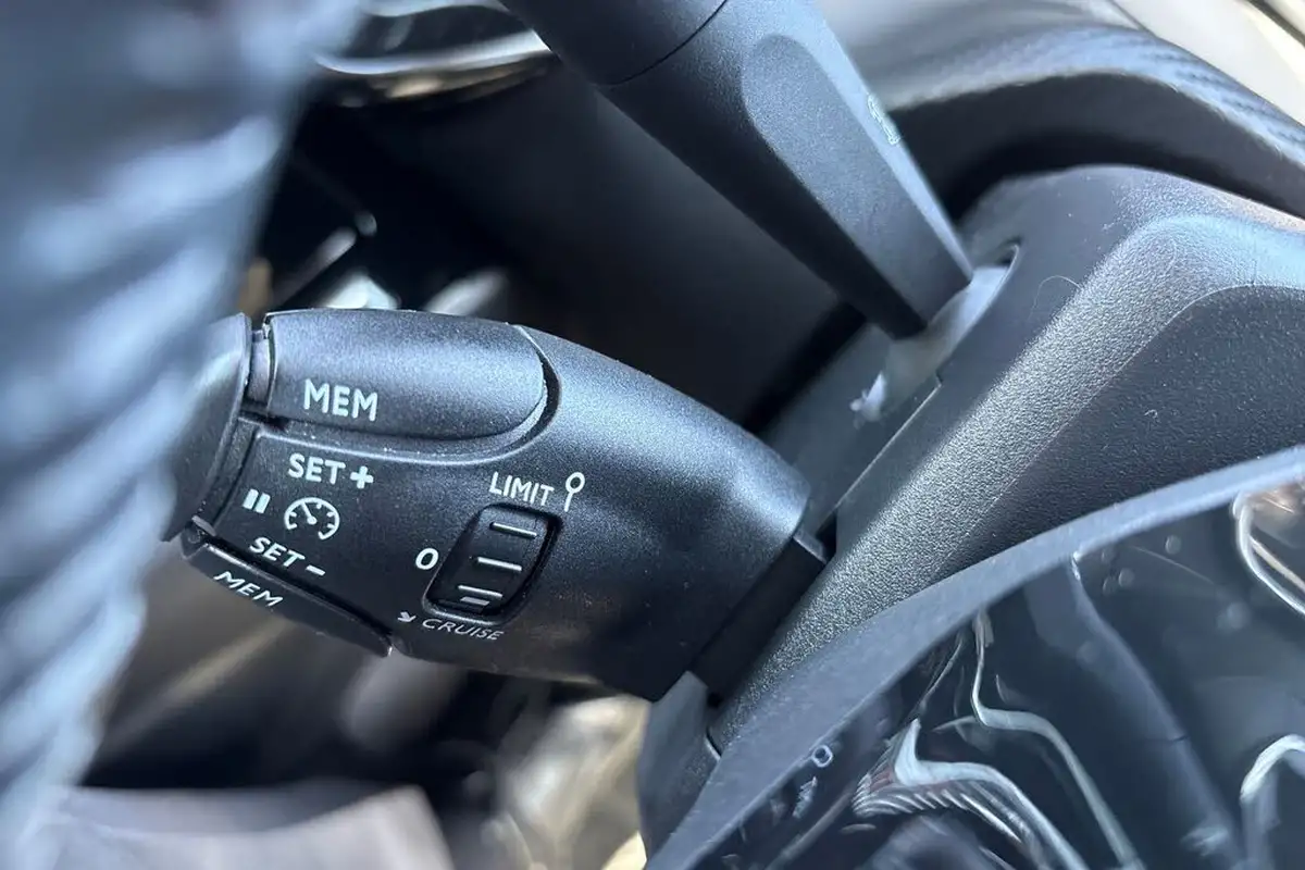2021-peugeot-208-12-puretech-allure-100bhp-big-23