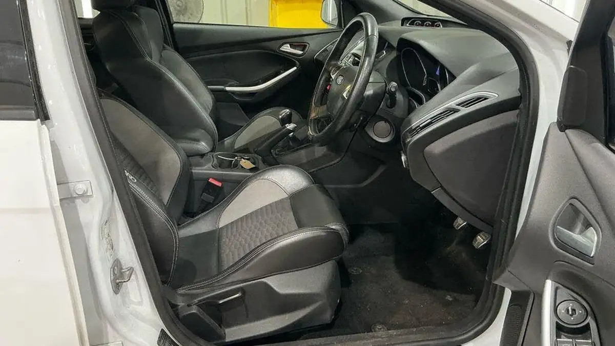 2012-ford-focus-20-st2-hatchback-big-13