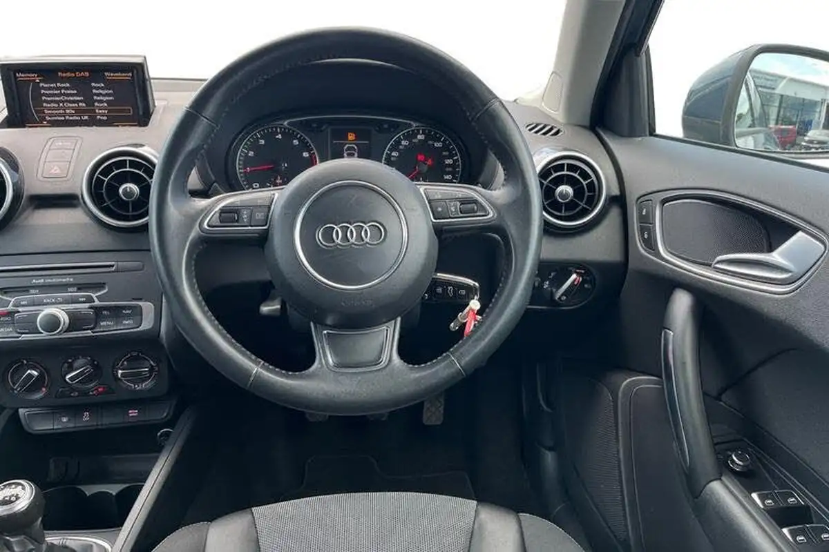 2016-audi-a1-14-tfsi-sportback-5d-big-10