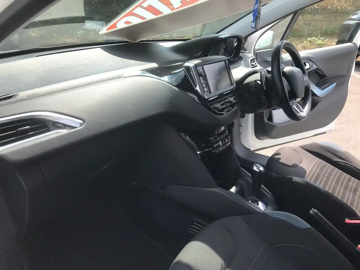 2012-peugeot-208-14td-allure-14e-hdi-ss-5d-egc-big-11