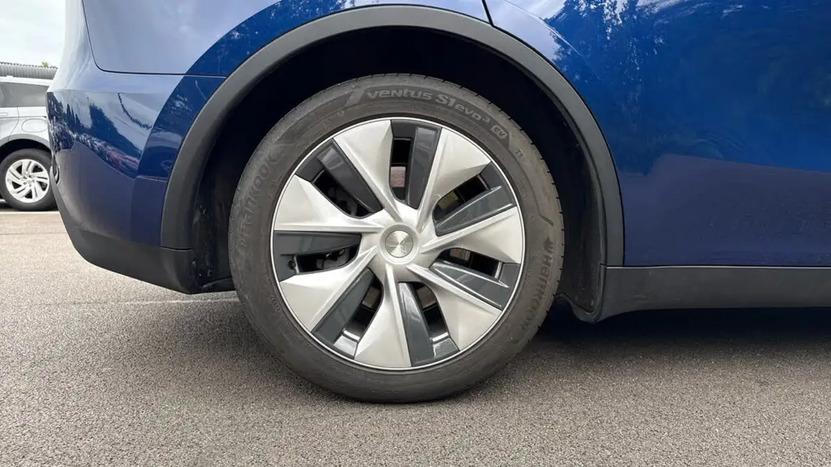 2023-tesla-model-y-e-rwd-big-18