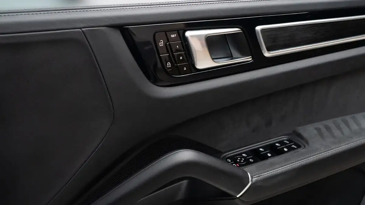 2020-porsche-cayenne-40-v8-gts-coupe-big-33