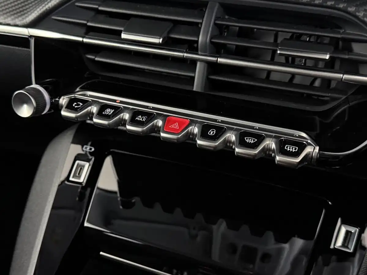 2023-peugeot-208-12-puretech-allure-premium-130ps-eat8-big-36