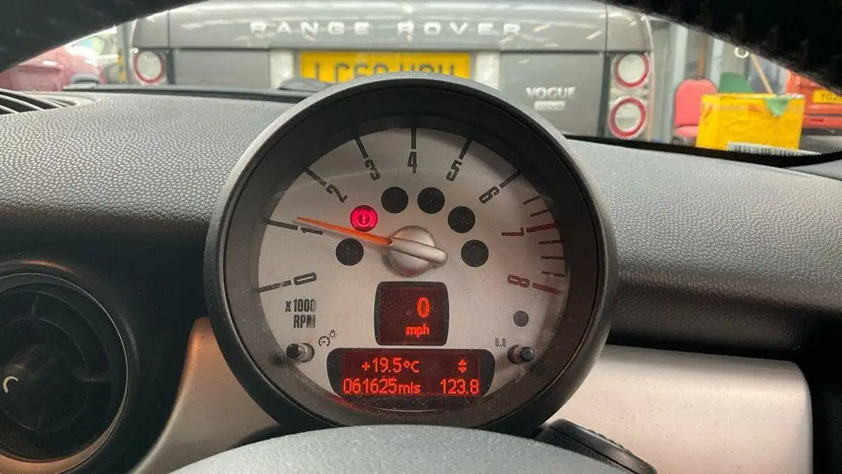 2009-mini-cooper-16-cooper-120bhp-convertible-2d-big-5