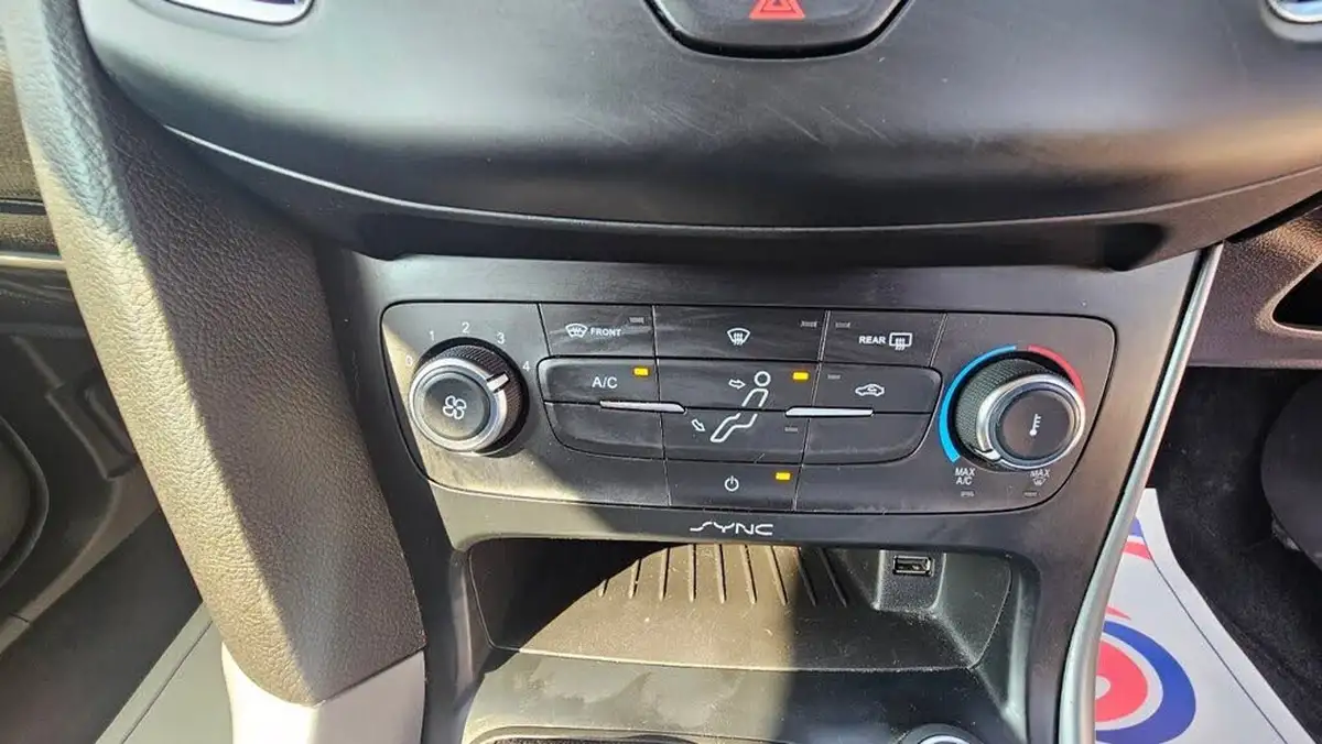 2015-ford-focus-10t-zetec-125ps-hatchback-big-21