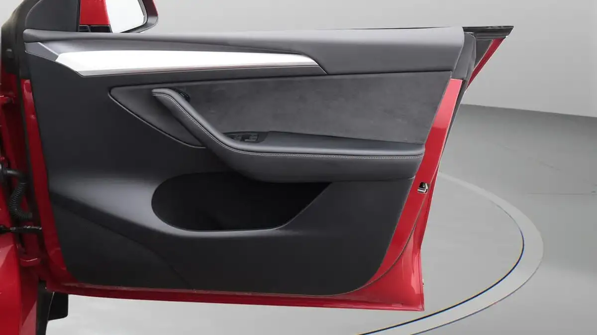 2022-tesla-model-y-e-long-range-big-15