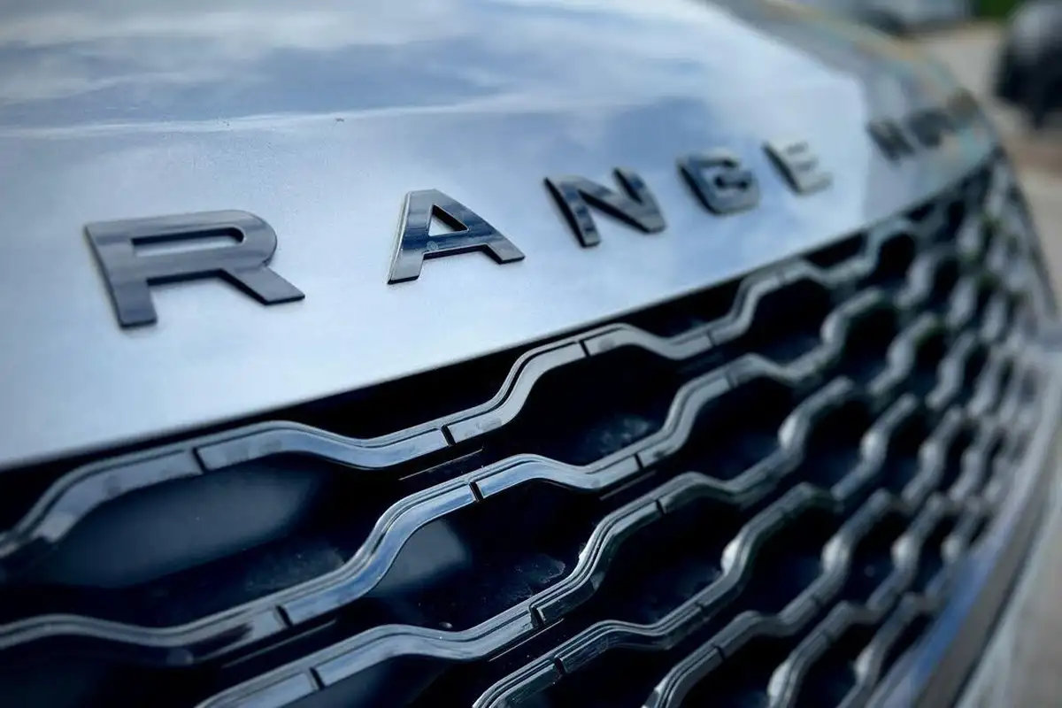 2021-land-rover-range-rover-velar-big-10