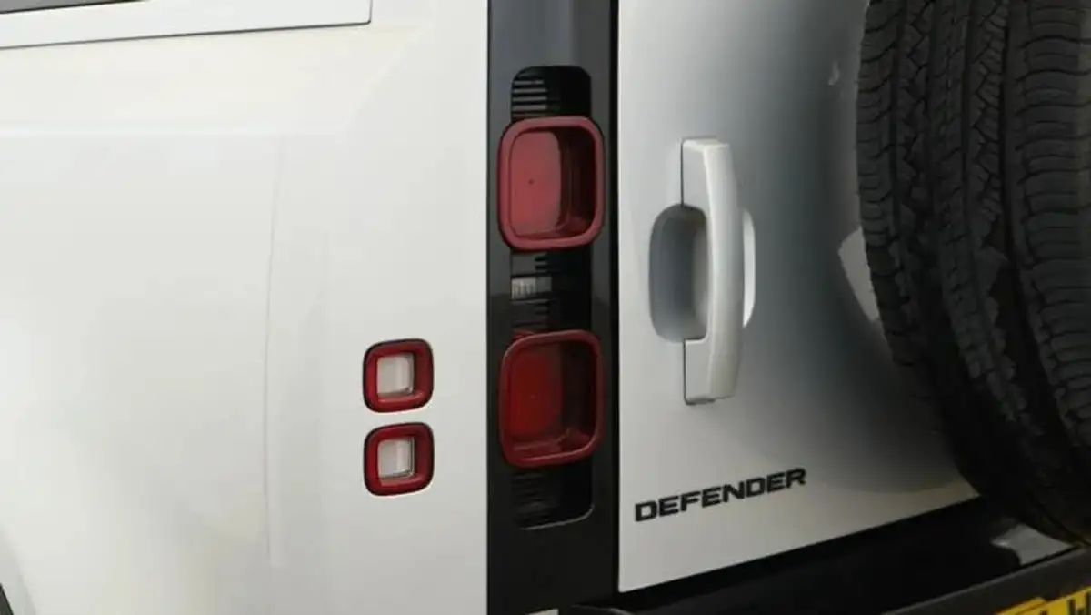 2024-land-rover-90-defender-30-d300-x-dynamic-hse-big-17