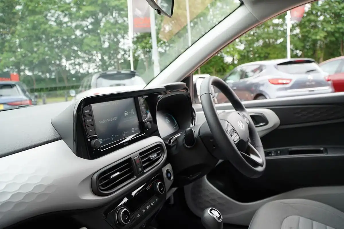 2024-hyundai-i10-12-premium-84ps-big-26
