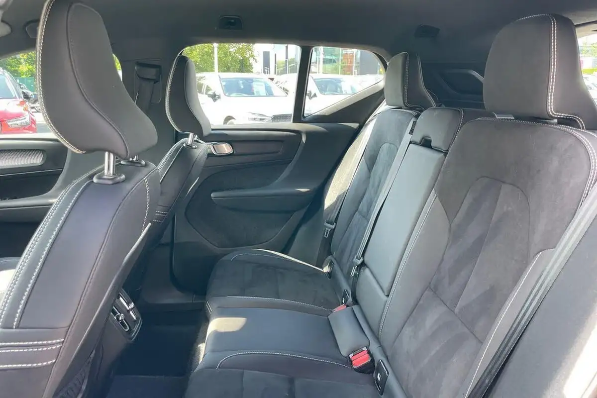 2024-volvo-xc40-20-b3-plus-big-25