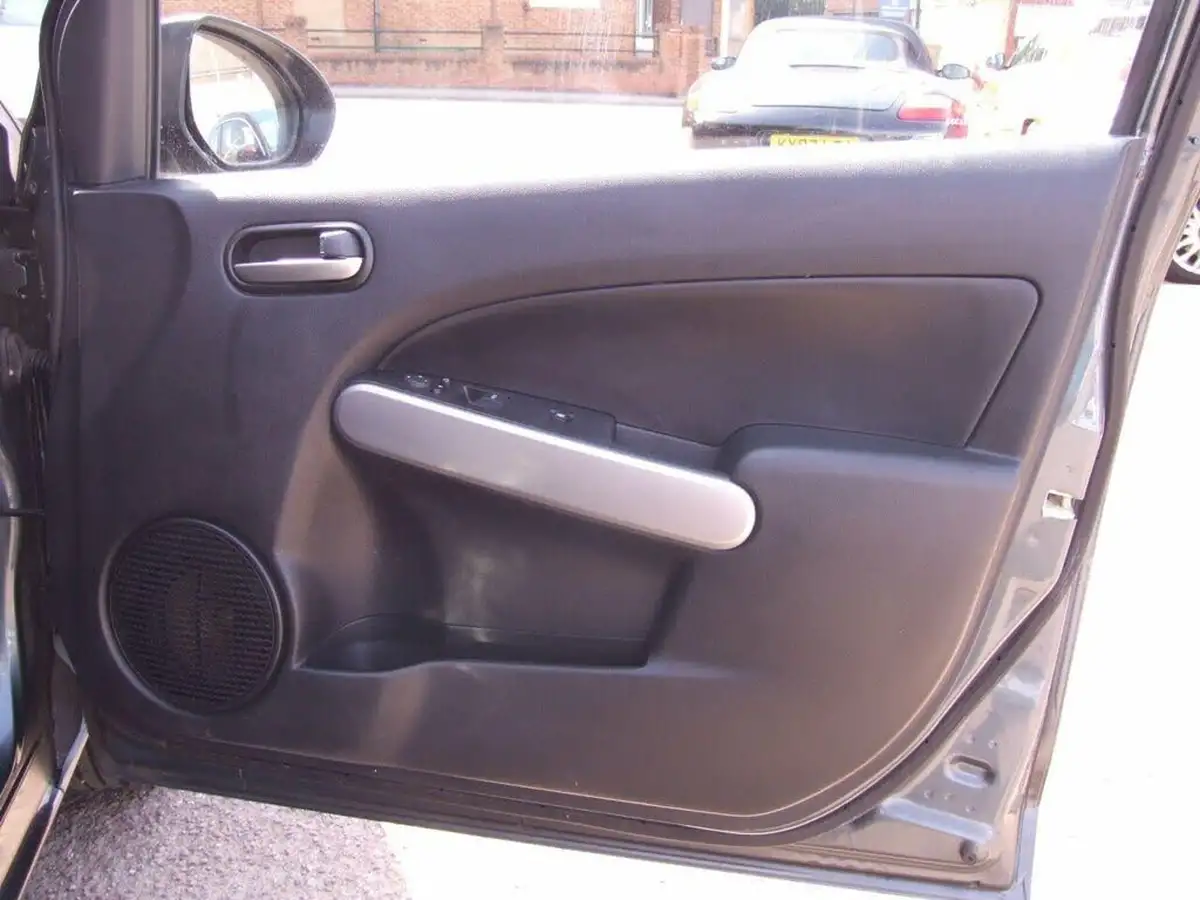 2011-mazda-mazda2-13-ts2-5d-big-21