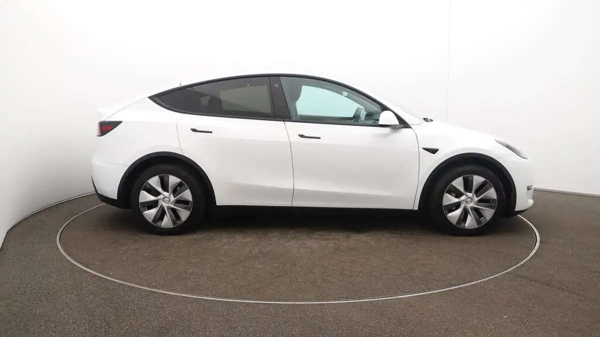 2022-tesla-model-y-e-long-range-big-51