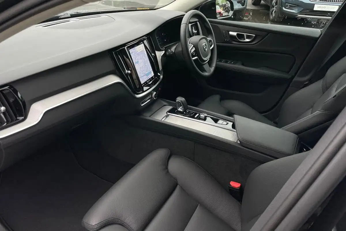 2025-volvo-v60-20-b4-plus-station-wagon-big-25
