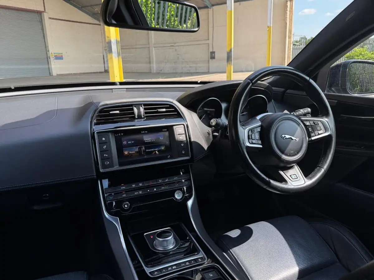 2015-jaguar-xe-20td-r-sport-163ps-auto-big-28