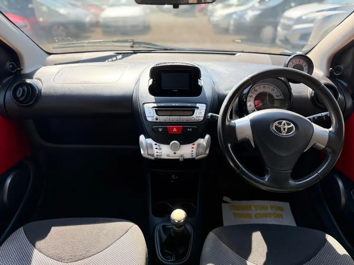2014-toyota-aygo-10-move-5d-big-31