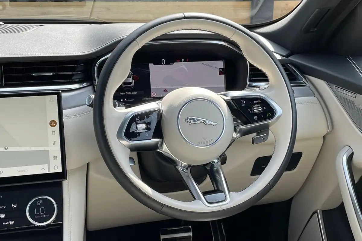 2023-jaguar-f-pace-20-d200-r-dynamic-se-black-big-35