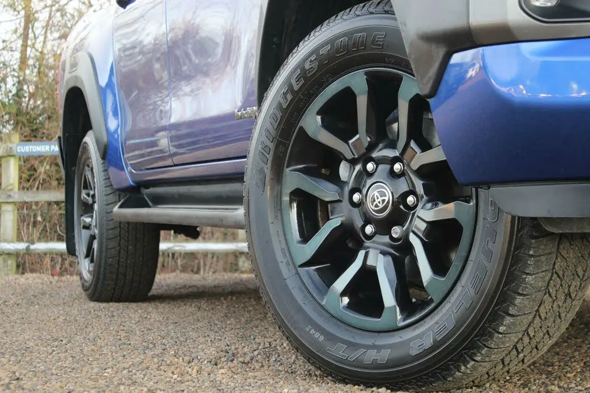 2023-toyota-hi-lux-28d-4d-invincible-x-2754cc-auto-big-7