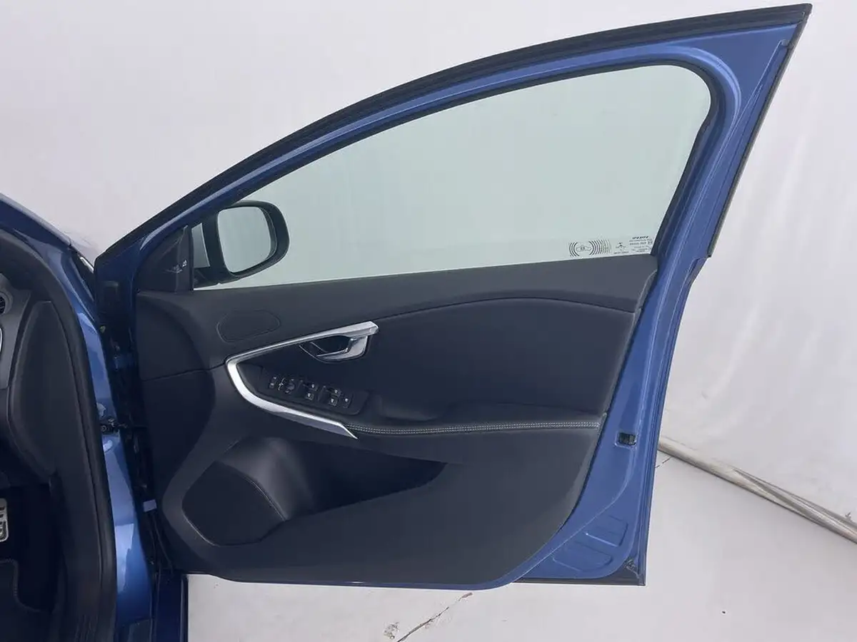 2018-volvo-v40-20td-d3-r-design-nav-plus-big-28