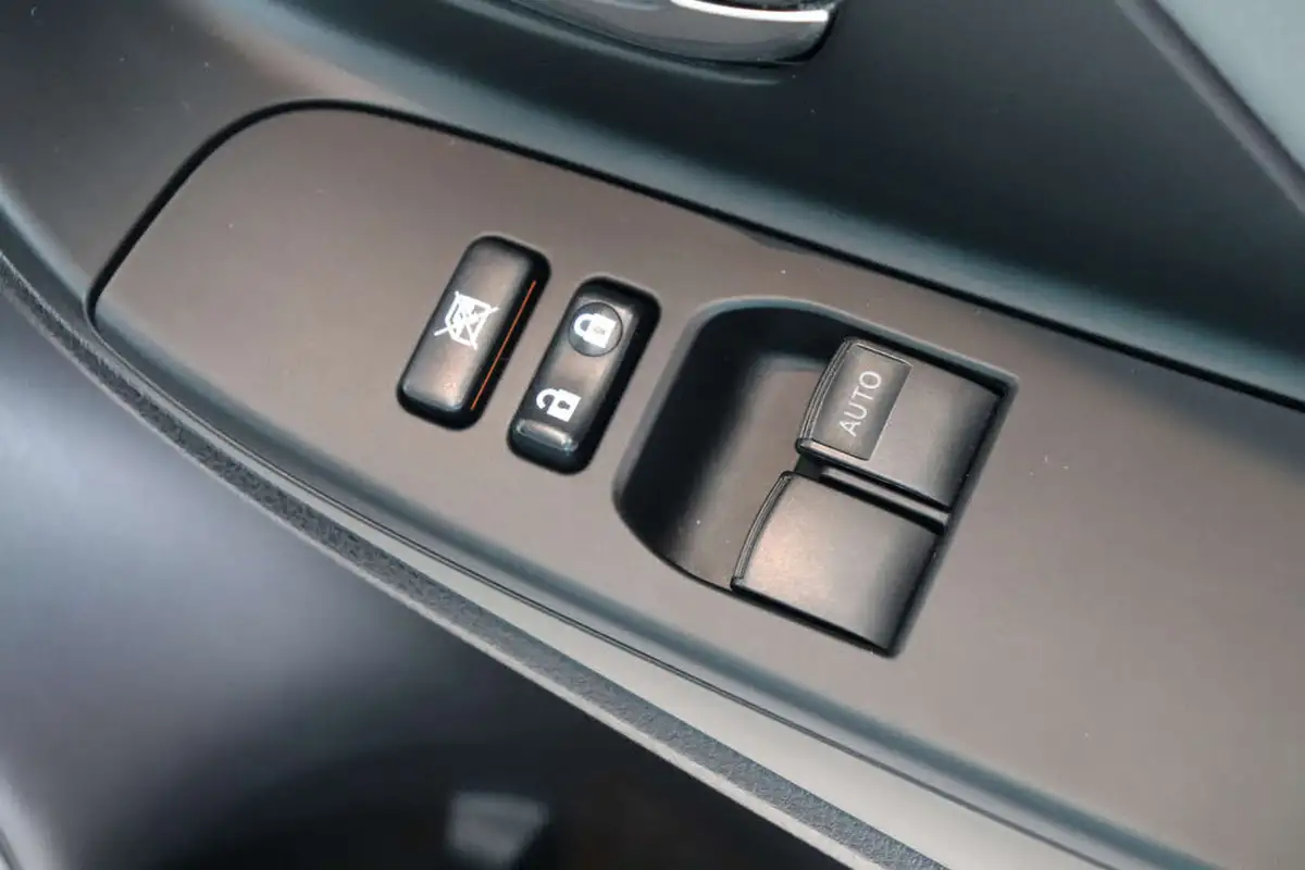 2020-toyota-yaris-15-vvt-i-icon-98bhp-hybrid-1497cc-e-cvt-big-55