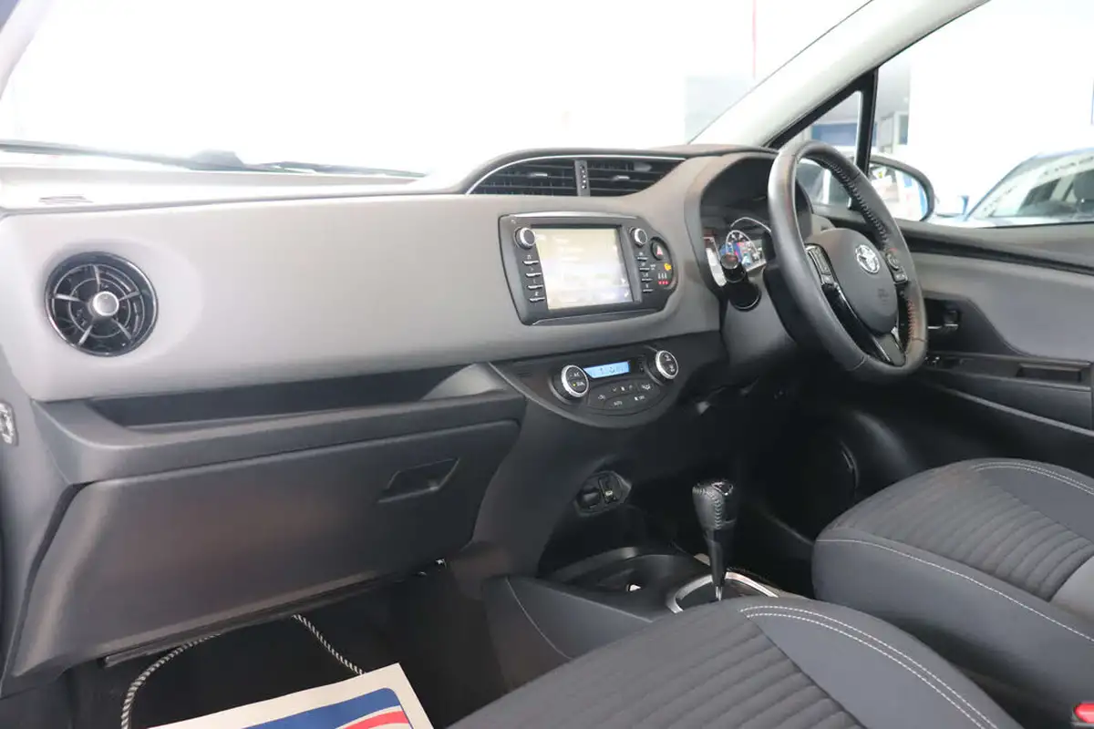 2020-toyota-yaris-15-vvt-i-icon-98bhp-hybrid-1497cc-e-cvt-big-3